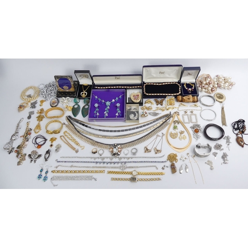 14 - A box of mixed costume jewellery, including brooches and necklaces, 2kg.