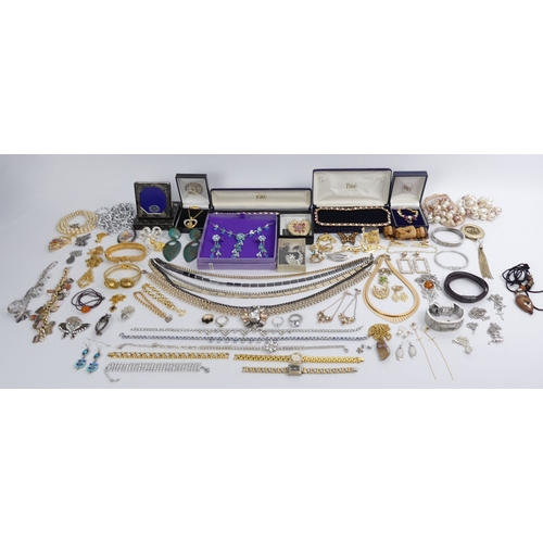 14 - A box of mixed costume jewellery, including brooches and necklaces, 2kg.