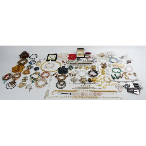 17 - A box of mixed costume jewellery, including a rose quartz bracelet, 2kg.