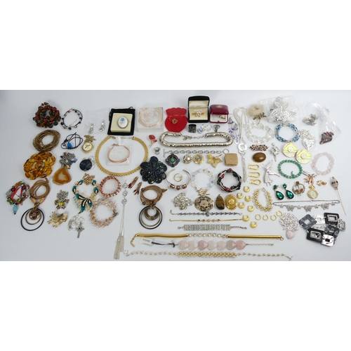 17 - A box of mixed costume jewellery, including a rose quartz bracelet, 2kg.