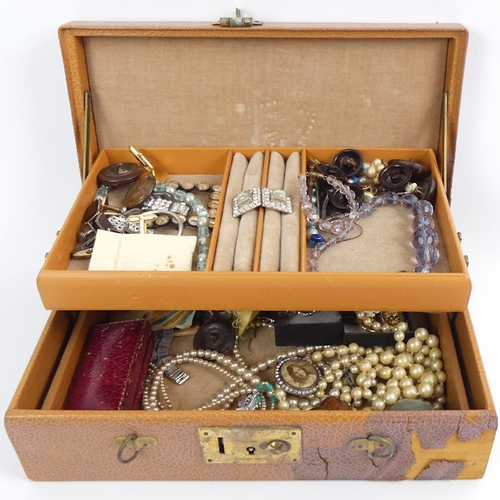 30D - A box of mixed costume jewellery, including silver rings and cufflinks.