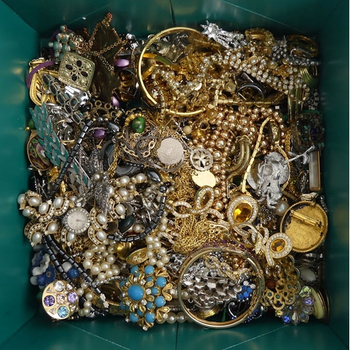 6 - A box of mixed costume jewellery, including some silver items, 2.5kg.