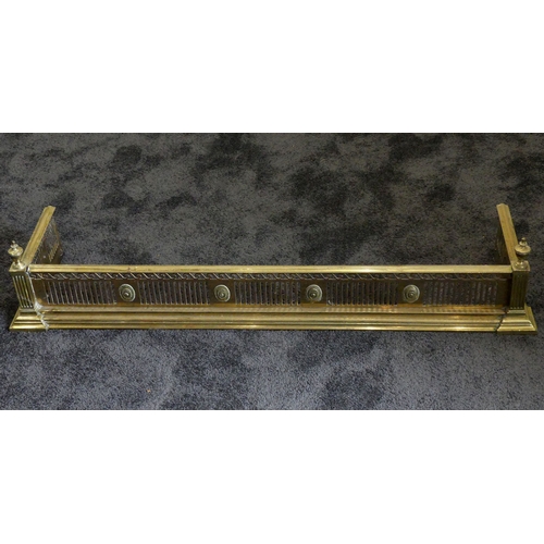 495 - A late 19th century brass fender. 114cm wide x 23cm high. Collection or arrange own courier.