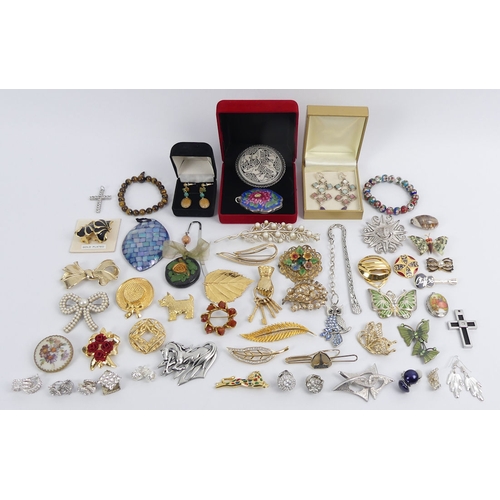 42 - A tray of assorted costume jewellery, including Monet and Sarah Holiday items.