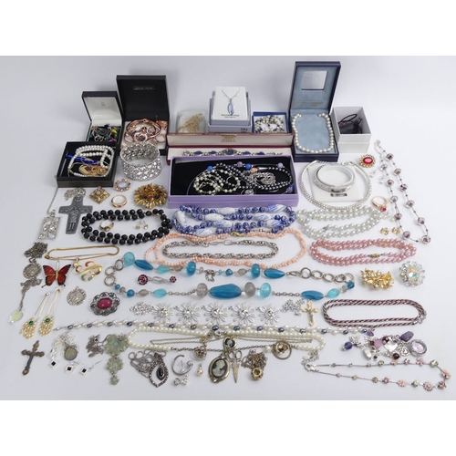 47 - A box of mixed costume jewellery, including Swarovski crystal items.