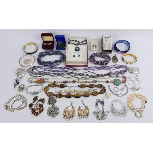 43 - A box of mixed costume jewellery, including fruit design brooches and silver earrings.