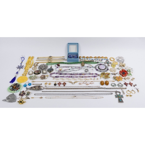 8 - A box of mixed costume jewellery, including stone set brooches.