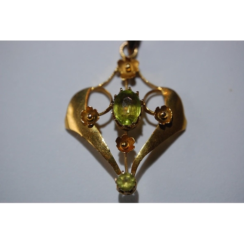 90 - 9ct. gold Art Nouveau peridot necklace