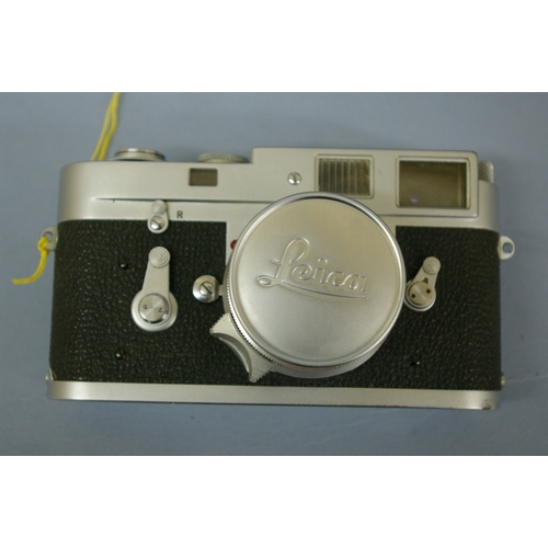 124 - Leica M2 with bayonet-fitting 35mm wide angle lens, UV screw-on E39 Leitz filter attached, body dust... 