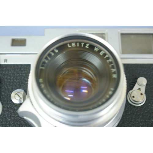 124 - Leica M2 with bayonet-fitting 35mm wide angle lens, UV screw-on E39 Leitz filter attached, body dust... 