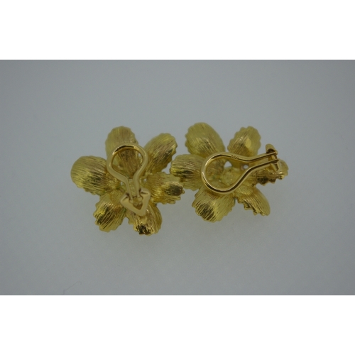 136 - Pair of 18ct gold and diamond flower shaped ear clips - diam. 2.2 cm. Total weight 8.2g