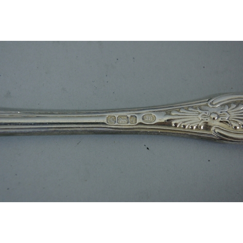 27 - A set of Edwardian and later fiddle, shell and thread silver flatware consisting of eighteen table f... 