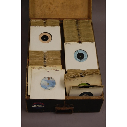 177 - Ex DJ singles house in wooden case - over 150