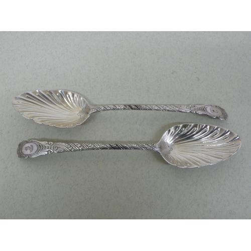 10 - Pair of GIII silver berry spoons with scalloped bowls - London 1787 - 4 ozt - Makers George Smith an... 