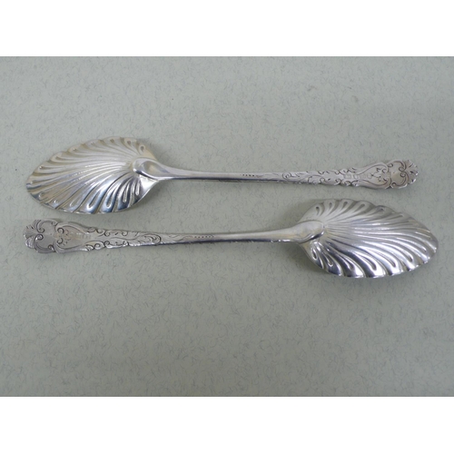 10 - Pair of GIII silver berry spoons with scalloped bowls - London 1787 - 4 ozt - Makers George Smith an... 