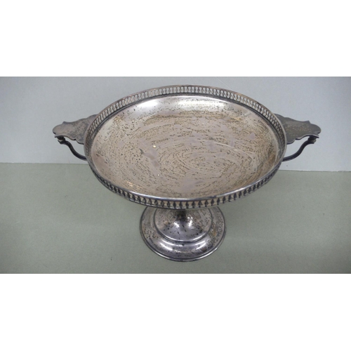 21 - GV two handled silver tazza with galleried border - Sheffield 1914 - 12 ozt - Maker Martin Hall & Co... 