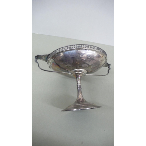 21 - GV two handled silver tazza with galleried border - Sheffield 1914 - 12 ozt - Maker Martin Hall & Co... 