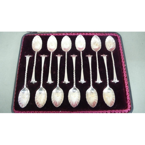 33 - A cased set of twelve Victorian silver tea spoons  with scallop shell and scroll handles - London 18... 