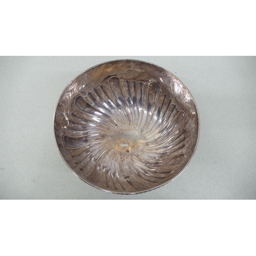 45 - Late Victorian silver half fluted rose bowl with gadrooned border - London 1899 - 17.5 ozt