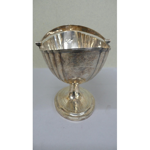 86 - GIII Irish silver oval fluted swing handled sugar basket with engraved floral border - Dublin 1800 -... 