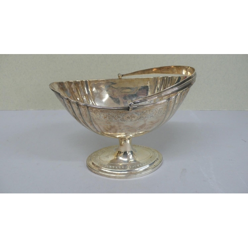 86 - GIII Irish silver oval fluted swing handled sugar basket with engraved floral border - Dublin 1800 -... 