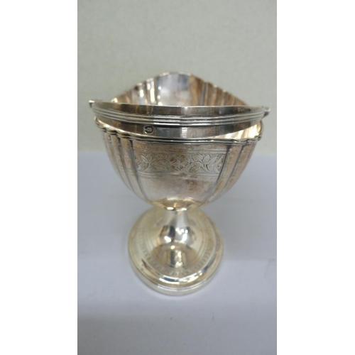 86 - GIII Irish silver oval fluted swing handled sugar basket with engraved floral border - Dublin 1800 -... 