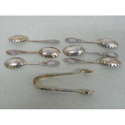 9 - Set of six fancy silver gilt teaspoons and tongs with rose decoration in relief - London 1890 - 3 oz... 