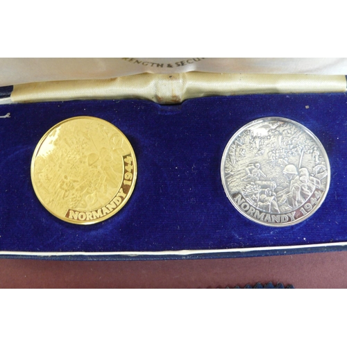 134 - Dwight D Eisenhower soldier statesman Normandy 1944, 22 ct gold and silver coins cased by Slade, Ham... 