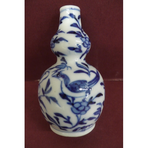 154 - Small Chinese porcelain double gourd shaped bottle with decoration birds and insect, fauna and flora... 