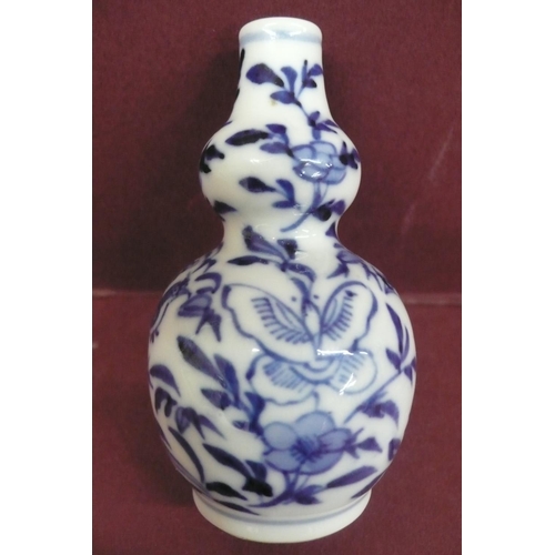 154 - Small Chinese porcelain double gourd shaped bottle with decoration birds and insect, fauna and flora... 