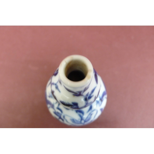 154 - Small Chinese porcelain double gourd shaped bottle with decoration birds and insect, fauna and flora... 