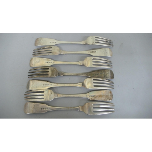 92 - A set of seven GIII Irish silver fiddle pattern table forks - Dublin 1807 - 15.5 ozt - maker Samuel ... 