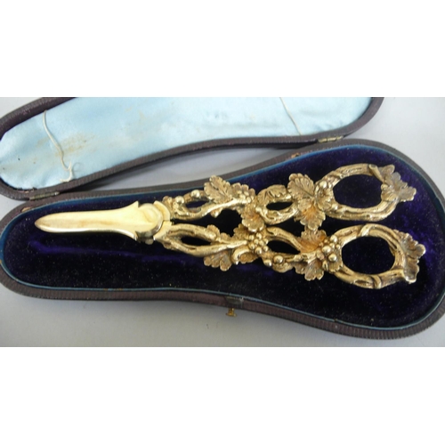 99 - Pair of Victorian silver gilt grape sissors cased - Sheffield 1883 - 3.5 ozt