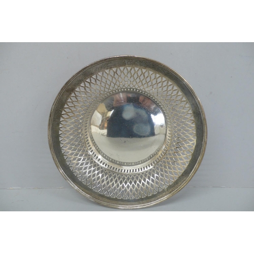 278 - Edwardian silver circular fruit bowl with lattice decoration - London 1908 - 15 ozt. - Maker Mappin ... 