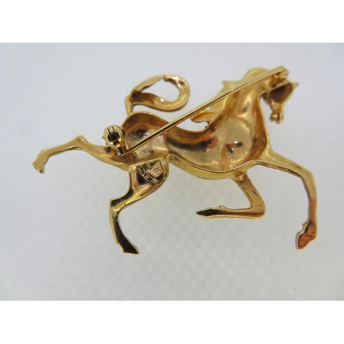 298 - 18 ct. gold prancing horse brooch - length 5 cms - Ht. 42 cms. -11.3 grms