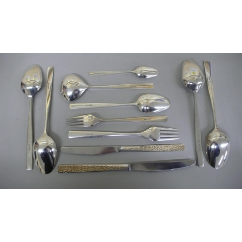 77 - Stuart Devlin Parcel Gilt silver hand forged set of cutlery for eight persons with bark finish to ha... 