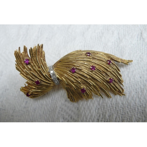 376 - 18 ct. gold feather brooch highlighted with rubies and a belt of diamonds - 23 grammes total - lengt... 