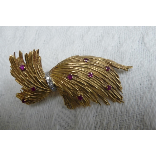 376 - 18 ct. gold feather brooch highlighted with rubies and a belt of diamonds - 23 grammes total - lengt... 