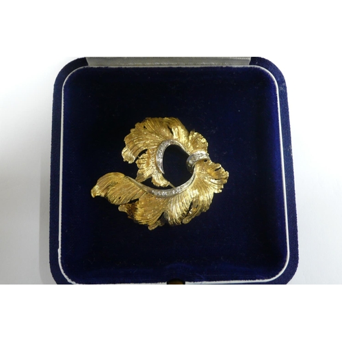 380 - 18 ct. gold feather brooch with diamond borders and belt - 10.2 grammes - length 4.5 cms