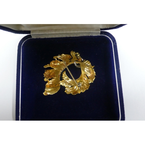 380 - 18 ct. gold feather brooch with diamond borders and belt - 10.2 grammes - length 4.5 cms