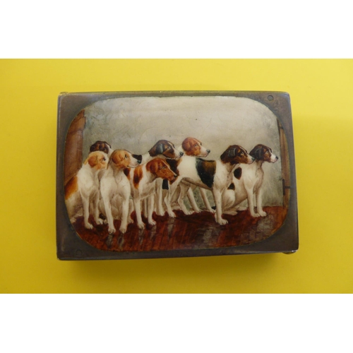 7 - A Victorian silver and enamel vesta case having decoration of eight fox hounds to top.
London 1891, ... 