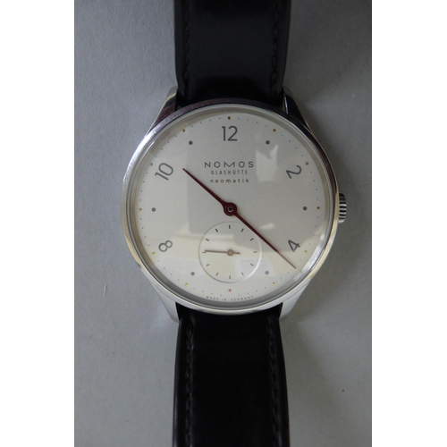 108 - Gents Nomos Glashütte Neomatik, 27 rubine No.10942 SS Wristwatch with original black leather strap. ... 