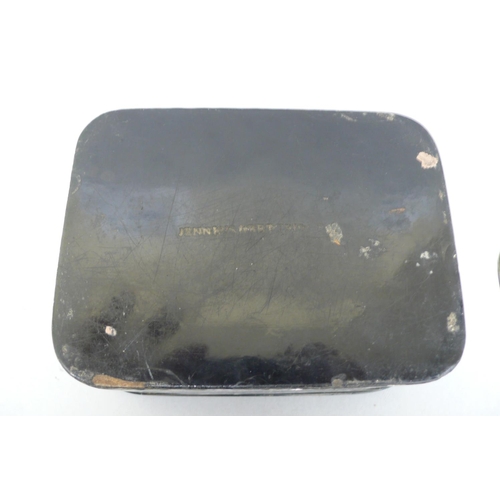 142 - 19thC Jennens & Bettridge papier mache box having mother of pearl decoration and a central insert to... 