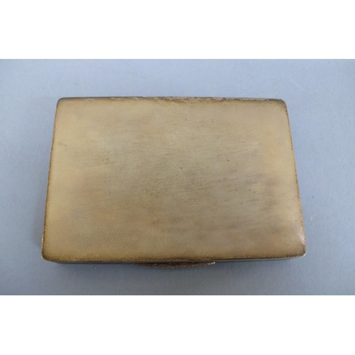 171 - Good Quality Silver cigarette case with machine turned decoration and gold clasp. London 1932, maker... 