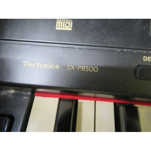 211 - Technics SXPR500 keyboard together with two microphones and music