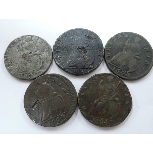 124 - Five William and Mary farthings 1690(tin), 1691(tin)BMC583, 1694(3) S3451 & 3453