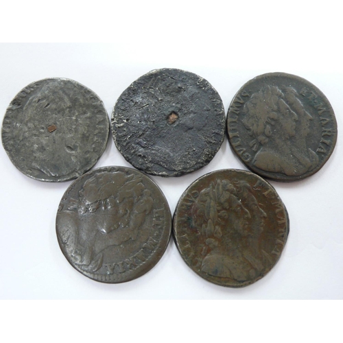 124 - Five William and Mary farthings 1690(tin), 1691(tin)BMC583, 1694(3) S3451 & 3453