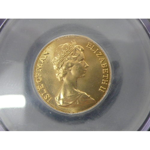 49 - 1973 Elizabeth II Isle of Man Gold sovereign, UNC, slab