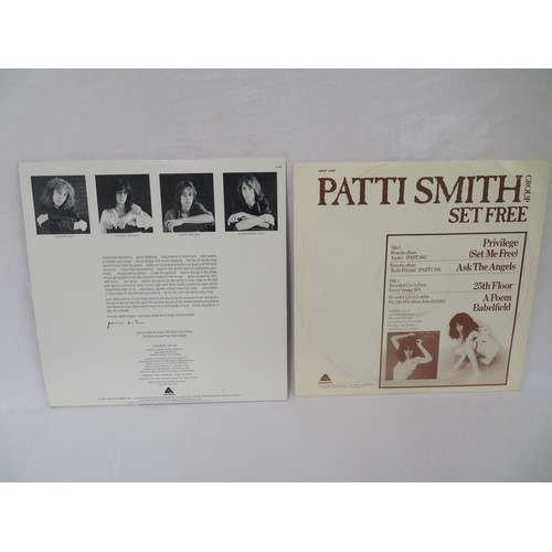 30 - Patti Smith vinyl - Horses (AL 4066 black label with blue ARISTA Logo), Set Free (ARIST 12197) & Glo... 