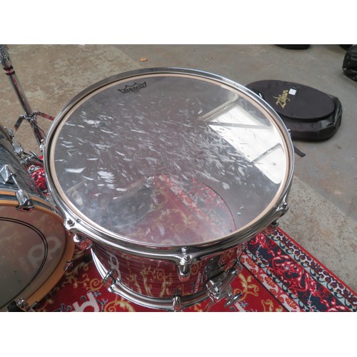 61 - Gretsch Renown grey pearl drumkit, including snare with stand, three tomtoms including floor tom, hi... 